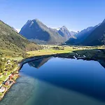 Alongside The Beautiful Fjaerlandsfjord Casa vacanze