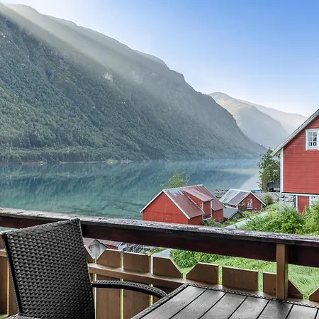 Alongside The Beautiful Fjaerlandsfjord 펜션