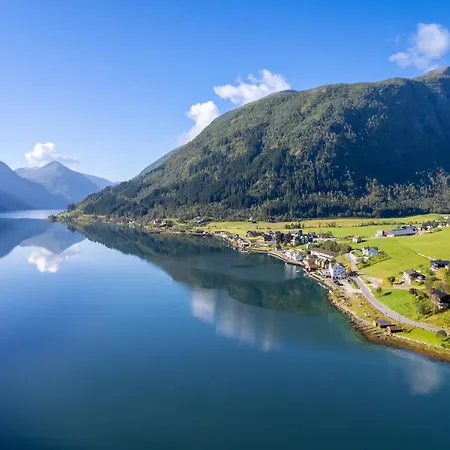 펜션 Alongside The Beautiful Fjaerlandsfjord