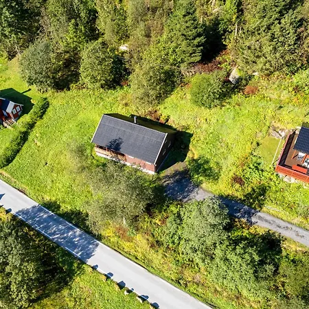 Alongside The Beautiful Fjaerlandsfjord Hébergement de vacances Fjærland