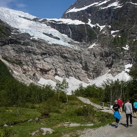 Nyaraló Alongside The Beautiful Fjaerlandsfjord