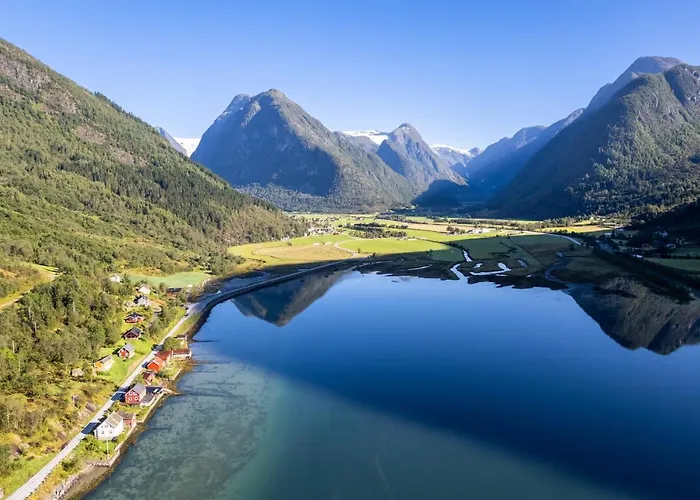 Alongside The Beautiful Fjaerlandsfjord Semesterbostad