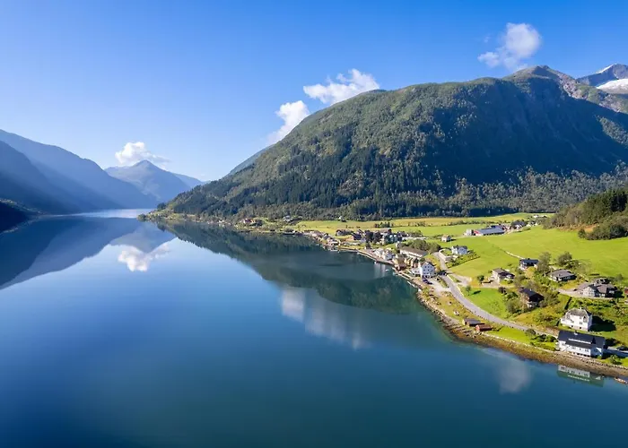 בית נופש Alongside The Beautiful Fjaerlandsfjord