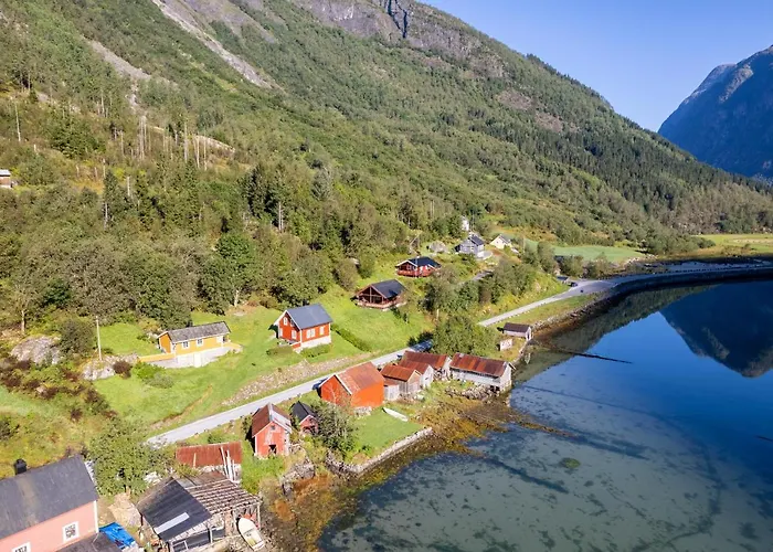 Semesterbostad Alongside The Beautiful Fjaerlandsfjord