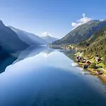 بيت للعطل Alongside The Beautiful Fjaerlandsfjord
