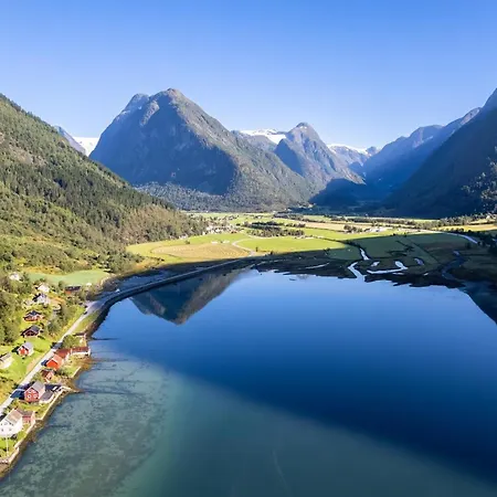 Alongside The Beautiful Fjaerlandsfjord Vakantiehuis
