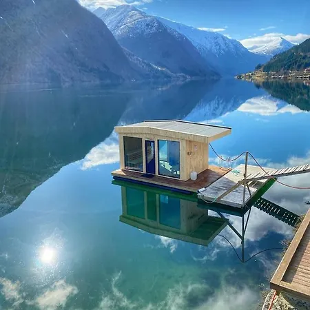 Vakantiehuis Alongside The Beautiful Fjaerlandsfjord *
