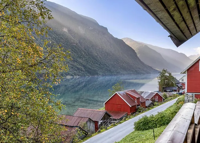 בית נופש Alongside The Beautiful Fjaerlandsfjord