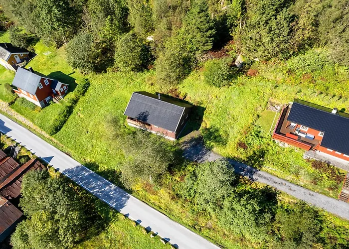 Alongside The Beautiful Fjaerlandsfjord בית נופש פיארלנד