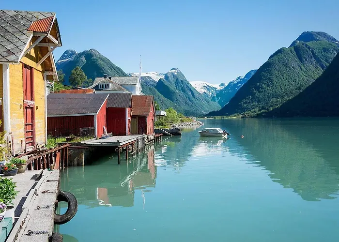 Alongside The Beautiful Fjaerlandsfjord פיארלנד